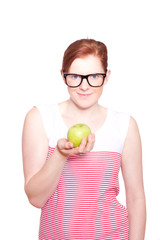 Frau mit Brille präsentiert einen gelben Apfel