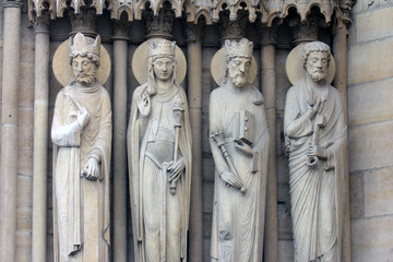 Fototapeta na wymiar Paryż, katedra Notre-Dame, portal Św