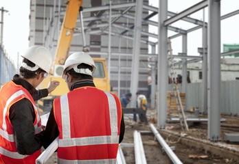 construction worker discussion on location site