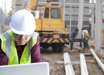 foreman construction site using laptop