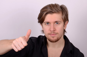 junger mann zeigt daumen