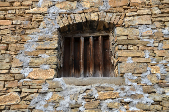 Ventana en casa de pueblo