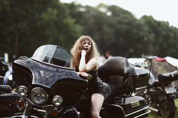 Fototapeta na wymiar Młoda atrakcyjna dziewczyna i motocykl