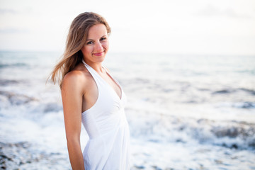 Fototapeta na wymiar Młoda kobieta na plaży, ciesząc się ciepłą letni wieczór