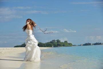 Fototapeta na wymiar asian bride na plaży