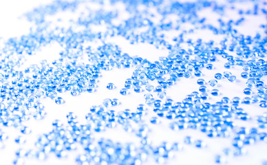 Viele kleine blaue Kugeln auf weißem Hintergrund