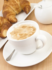 Café con leche y croissant