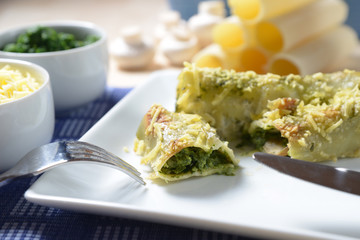 Mit Spinat gefüllter Nudelteig