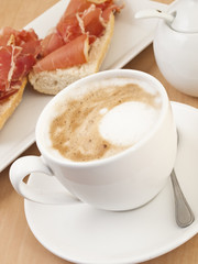 Café con leche y tostada con Jamón