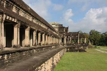Fototapeta na wymiar Les galeries extérieures d'Angkor Wat