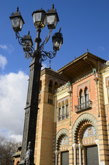 Fototapeta na wymiar Lamppost obok Mudejar Pavilion w Sewilla, Hiszpania