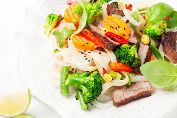 Stir-fry with beef, vegetables and noodle - obrazy, fototapety, plakaty