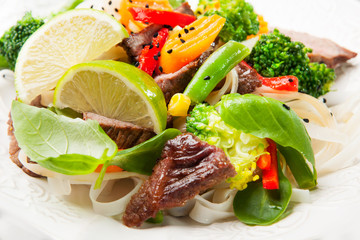 Stir-fry with beef, vegetables and noodle - obrazy, fototapety, plakaty