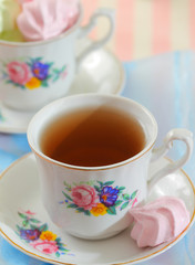 Black tea and meringue cookies