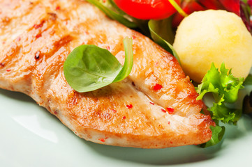 Grilled chicken fillet with vegetables