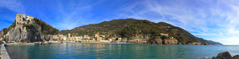 Fototapeta na wymiar Monterosso Panorama, port i morze. Cinque Terre, Włochy Liguria