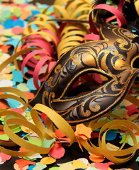 Carnevale, una maschera, coriandoli e stelle filanti