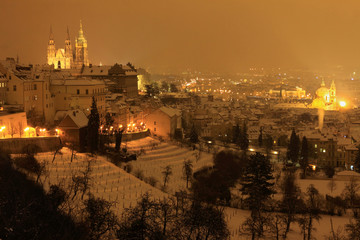 Fototapeta na wymiar Noc śnieżna zima z gotyckiego zamku w Pradze, w Czechach