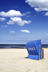 Blauer Strandkorb am Meer Saison 2013