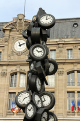 Fototapeta na wymiar Godzina Wszystko pomnik, Dworzec Saint-Lazare w Paryżu