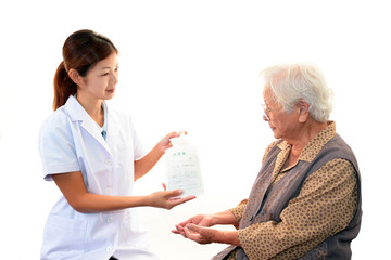 薬の説明を受ける高齢者