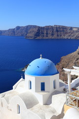Fototapeta na wymiar piękny biało-niebieski Santorini