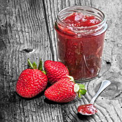 marmellata di fragole e fragole su tavola vecchia