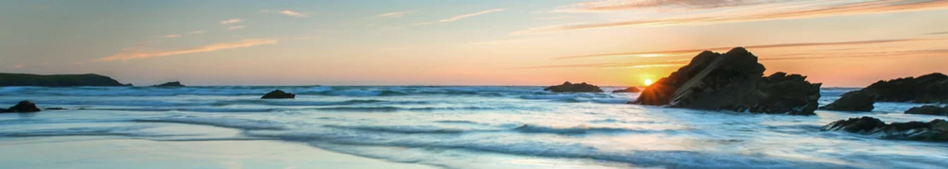 Foto op Plexiglas Zonsondergang over zee, kleurrijk, heel lang panoramisch © EdwardSamuel