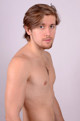 Fototapeta premium junger mann mit nacktem oberkörper