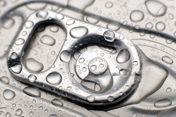 冷えた缶飲料のプルトップ