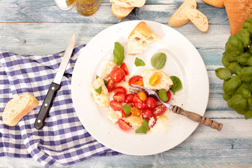 Tomaten an Olivenöl mit Brot und Basilikum