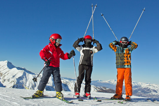 3 jeunes skieurs