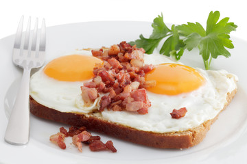 Spiegelei, Speckwürfel, Brot