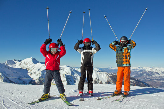 3 jeunes skieurs sur les pistes