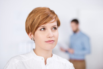 motivierte junge frau im büro