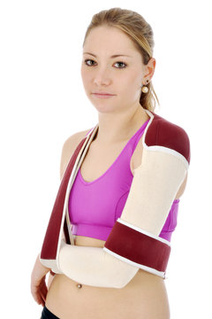 Junge Frau tr&auml;gt Armbandage