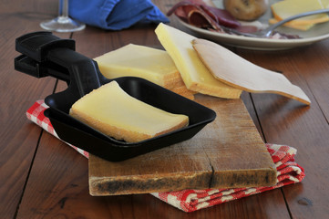 Morceaux de fromage à raclette