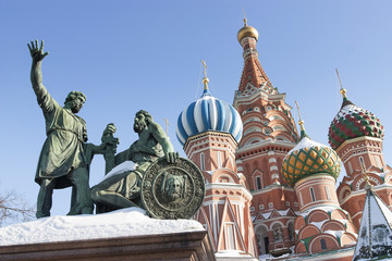 Fototapeta na wymiar Bronze monument of Dmitry Pozharsky and Kuzma Minin in front of