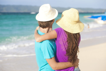 Fototapeta na wymiar Młoda para zabawy na tropikalnej plaży. miesiąc miodowy