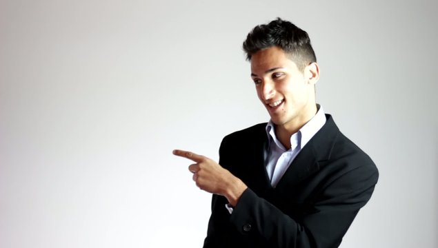 ragazzo che indica un prodotto