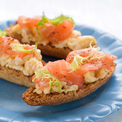 bread with egg and salmon