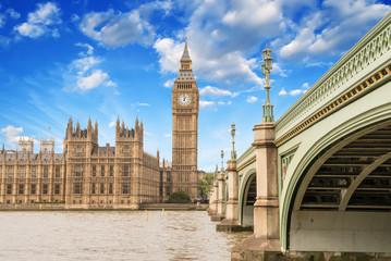 Fototapeta na wymiar Landscape of Big Ben i Pałac Westminsterski z mostu i T
