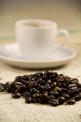 Kaffeebohnen vor Espressotasse