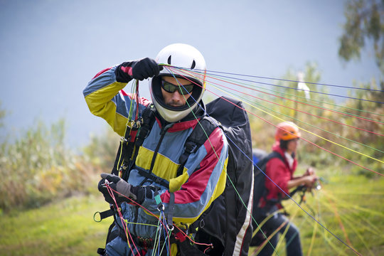 pilota di parapendio si prepara al decollo
