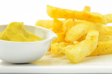 Pommes und Currysauce
