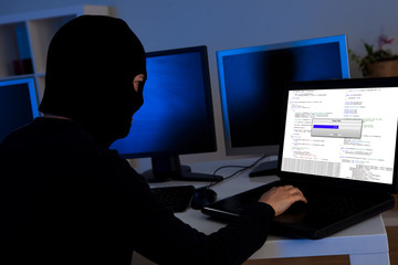 Fototapeta na wymiar Hacker pobieranie informacji od komputera