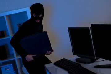 Thief steeling a computer