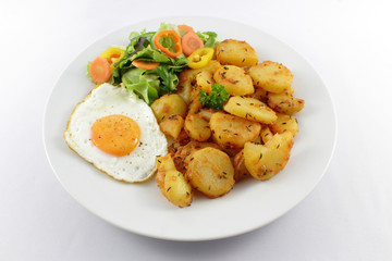 Potatoes with egg and salad – Bratkartoffeln mit Ei und Salat