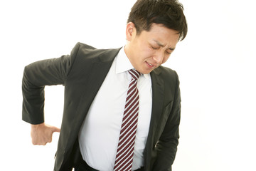 腰痛に苦しむビジネスマン