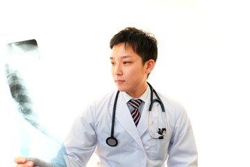 真剣な表情の医師